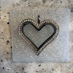 SILVER HEART LIVING LOCKET WITH SWRSKI CRYSTALS